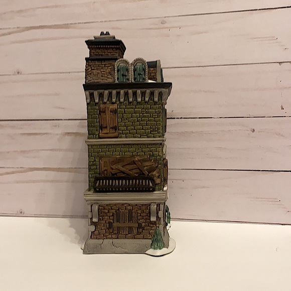 DEPARTMENT 56 - The Flat of Ebenezer Scrooge - Heritage Village -Dickens Village - Picture 5 of 10